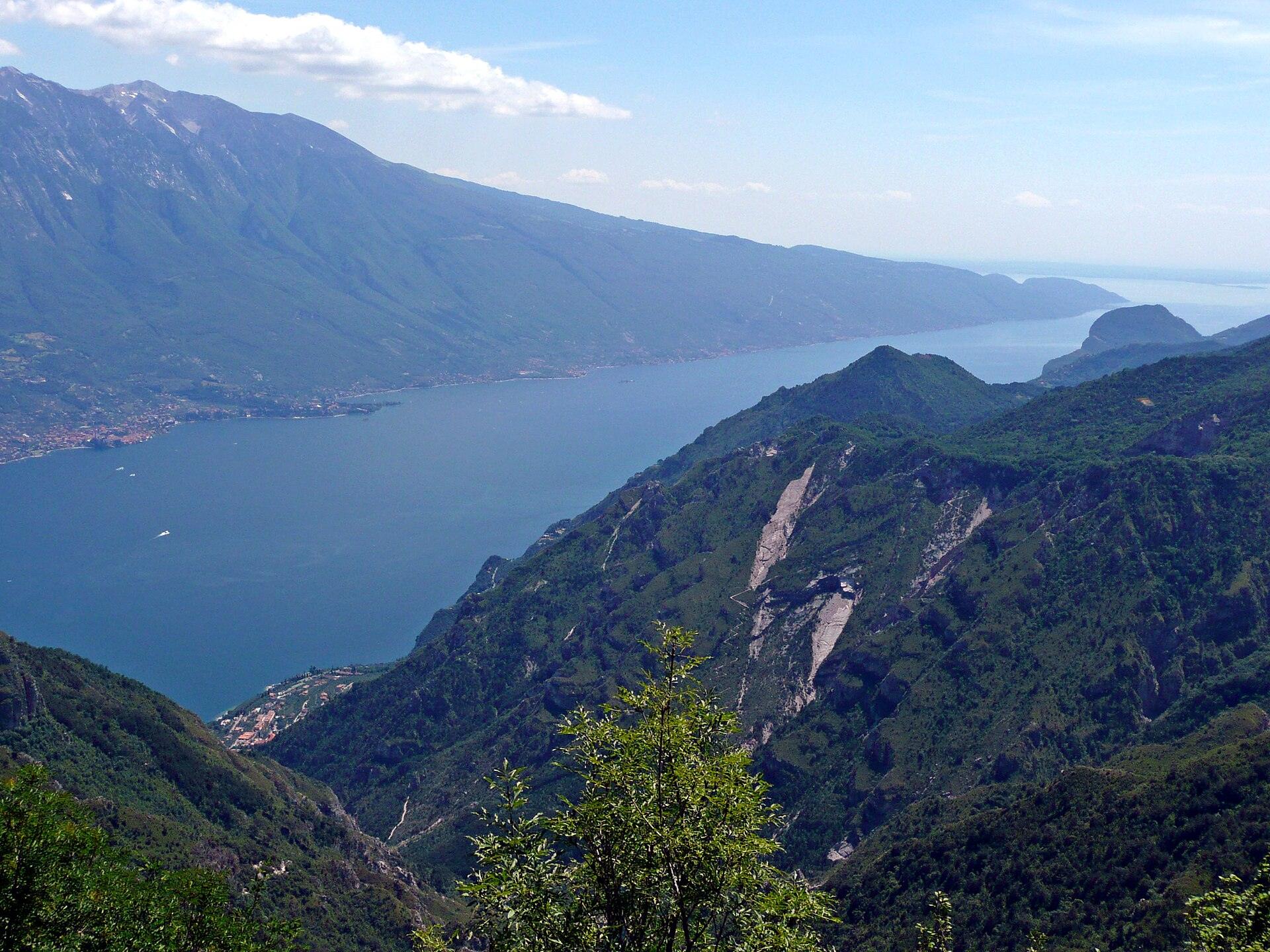 Il Lago di Garda visto dall'alto tra le montagne