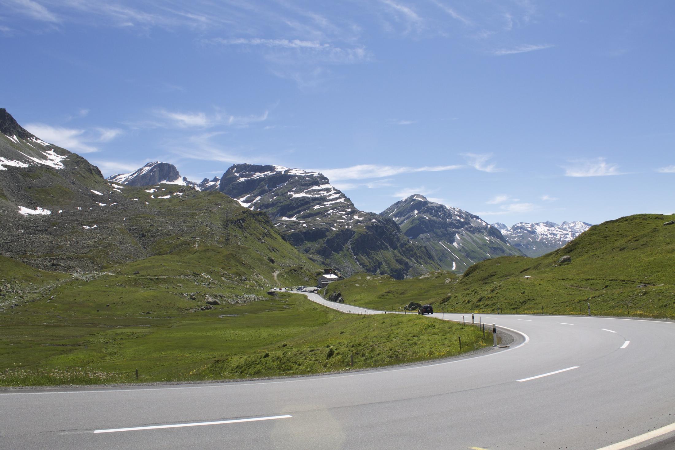 La strada del passo del Julier tra i pascoli e le vette dei Grigioni