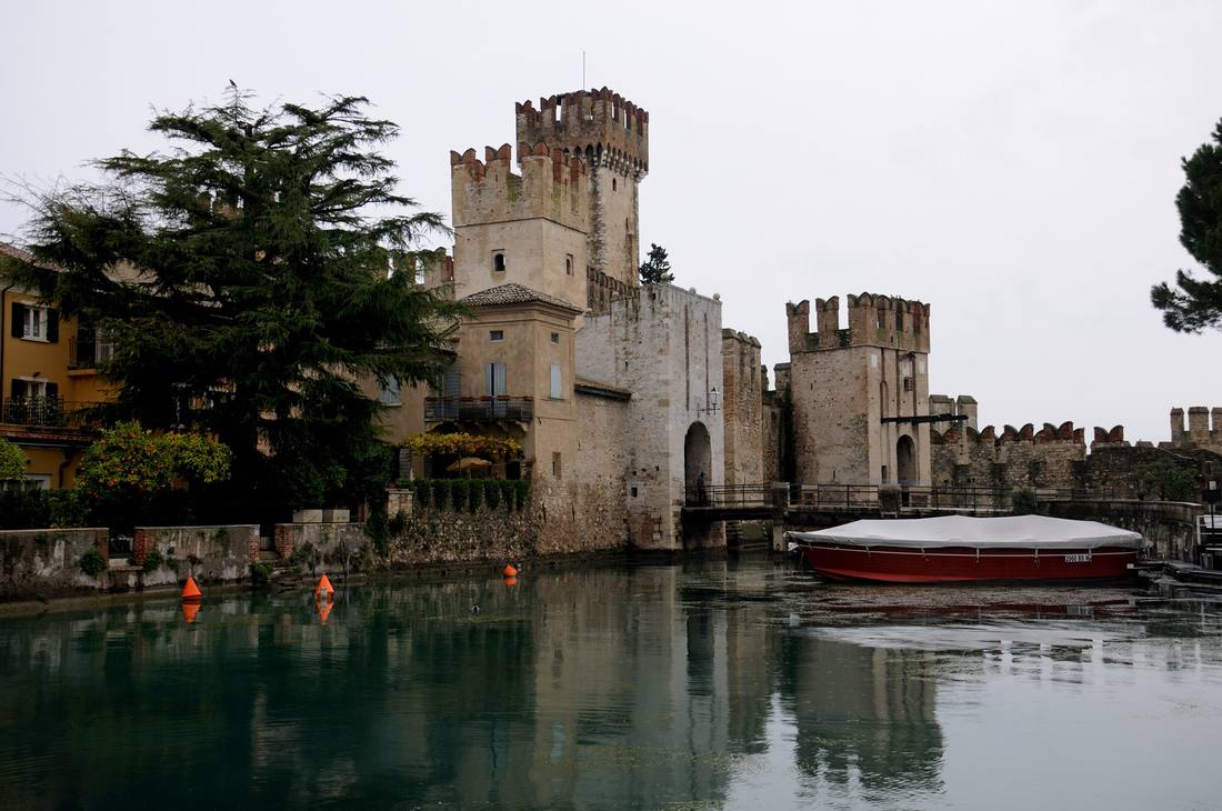 Il Castello Scaligero di Sirmione e la sua darsena fortificata