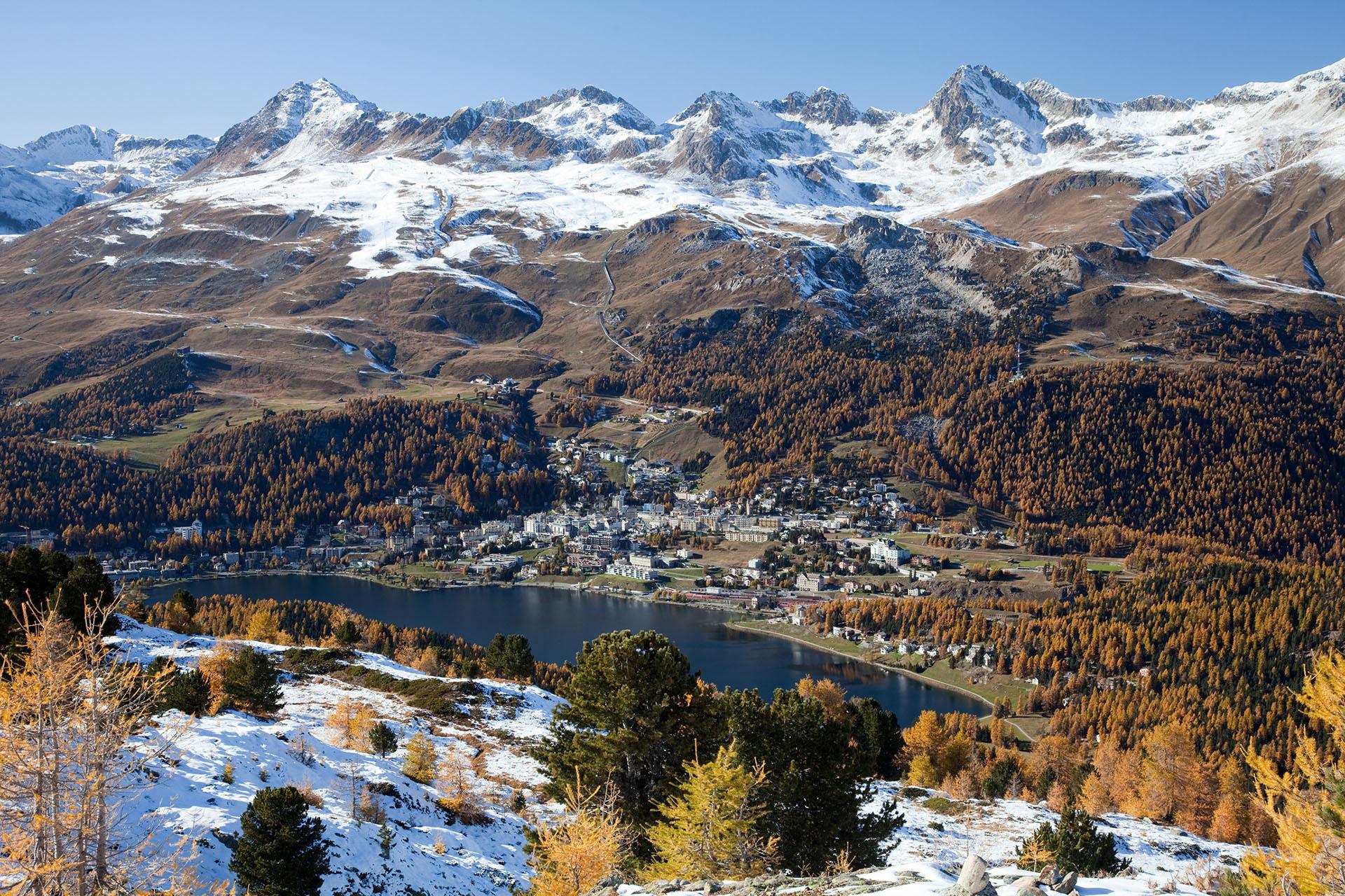 St. Moritz e il suo lago in autunno, con i larici gialli e le prime nevi sulle vette